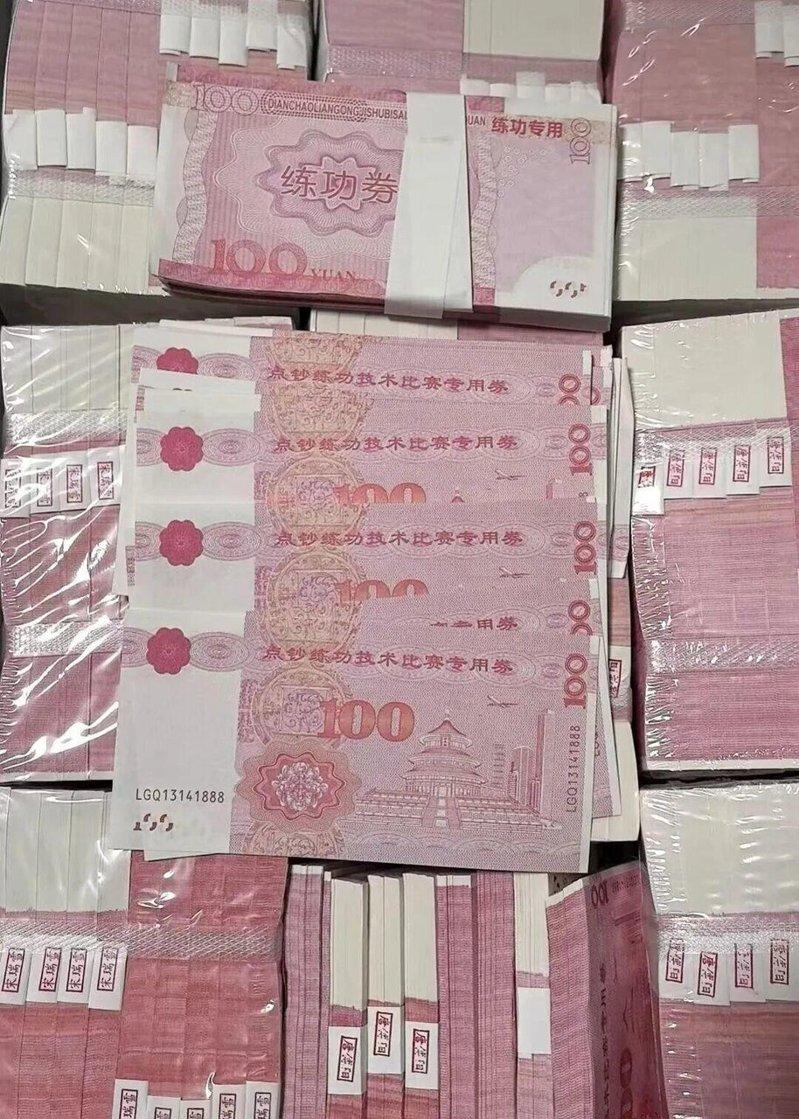 湖南82岁老人扛170万现金去存钱,柜员一看全是练功券。(取材自红星新闻)