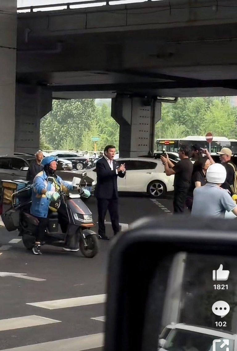 Fox主持北京违停2分钟收40美元罚单 怨监控太多惹群嘲 网传视频显示,拜尔和他的拍摄团队在北京街头车道上行走。(取材自微博)