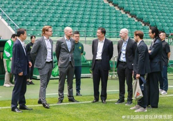 国际足联官员来京谈判世界杯转播权，其秘书长获赠国安队10号纪念球衣。(取材自京报...