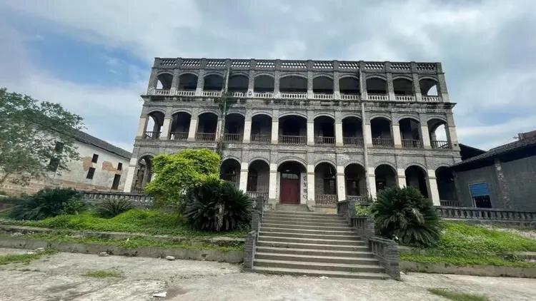 重庆一栋百年古建筑以399万元挂拍,仅限中国人竞买,不得转让抵押给外国人。(取材...