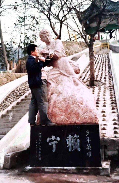 王陵和他的作品,位于重庆少年宫的赖宁雕像。(取材自封面新闻)