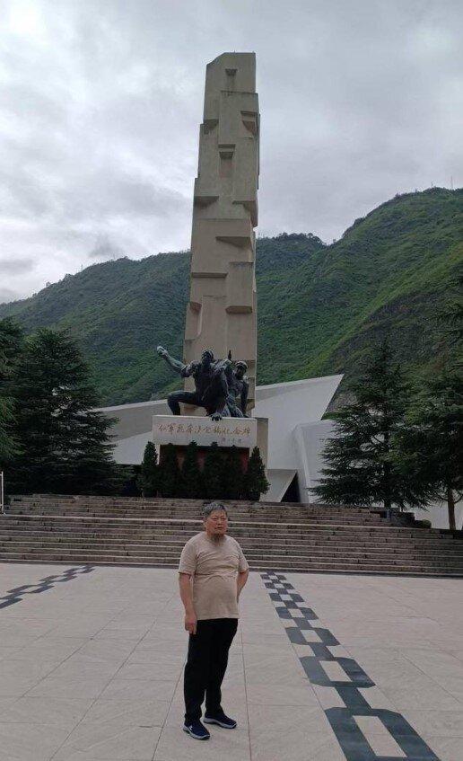 王陵在泸定桥纪念碑前。(取材自封面新闻)