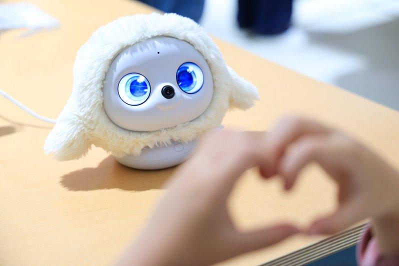 一名儿童与AI玩具Ropet交互。示意图。(新华社)
