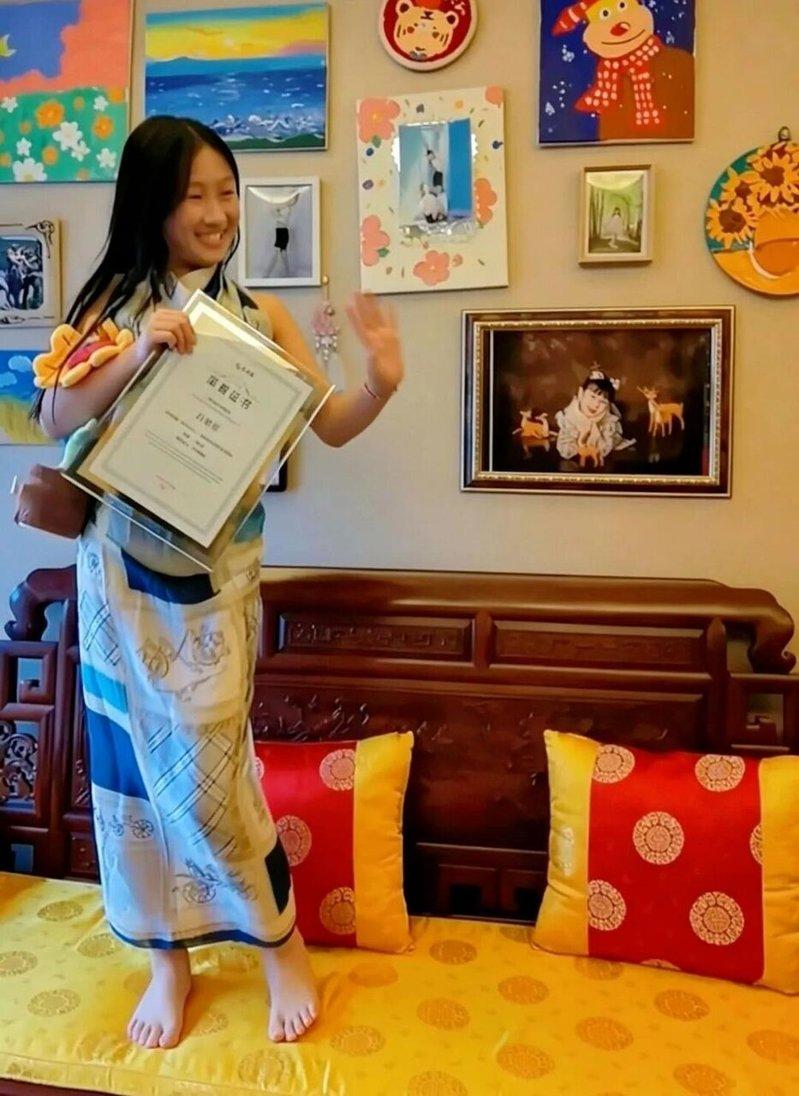 思彤父母在家里为她补办颁奖仪式。(取材自凤凰网/微信公众号「AI故事计划」图)