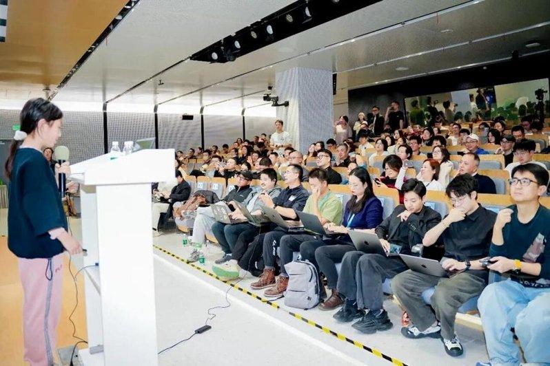2024年,思彤参加国内大厂AI产品路演。(取材自凤凰网/微信公众号「AI故事...