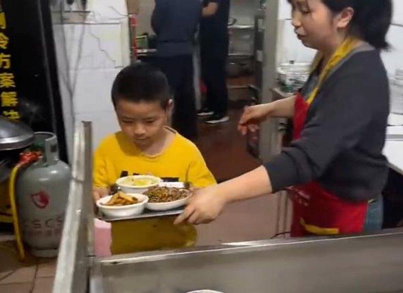 湖南长沙10岁男童用AI工具为开小吃店的母亲理货。(取材自快科技)
