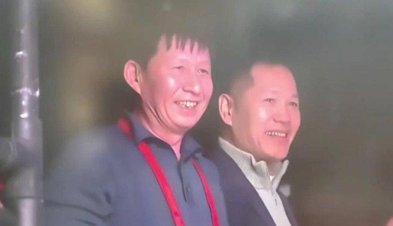 吴宜泽父亲吴杰品（左）。（取材自微博）