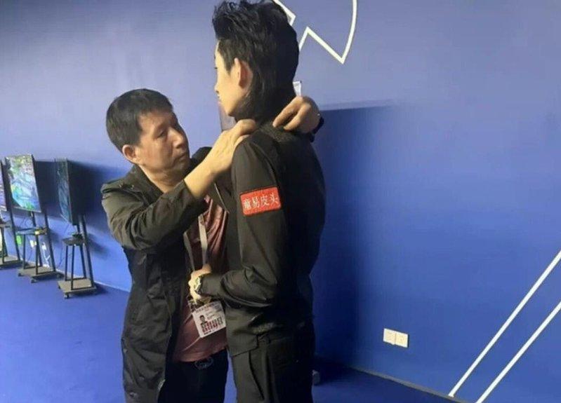 吴宜泽和父亲吴杰品。（取材自微博）