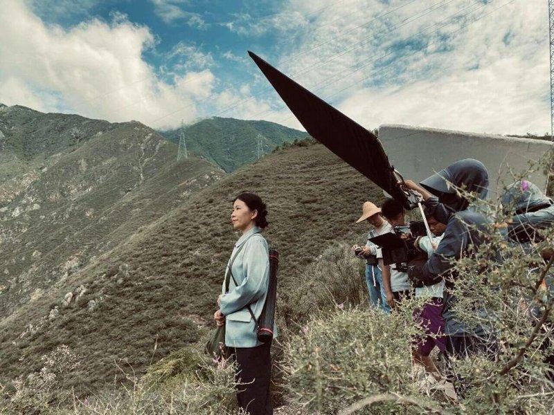 2025年4月,演员牛雨萌在成都二滩水电站拍摄纪录片,片中她饰演一位水电站设计师...