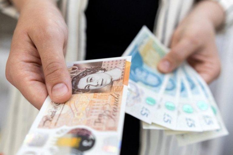 英国政局动荡 汇市卖压涌现 英镑跌至5周低点 国内政局动荡撞上全球通膨顾虑再起,英国政府公债、股市和英镑15日齐跌,英镑对美元...