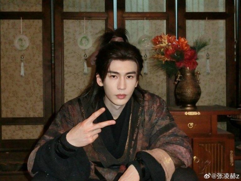 「逐玉」男神再发威 张凌赫成金鹰奖95后入围王 张凌赫一举一动备受关注。(取材自微博)