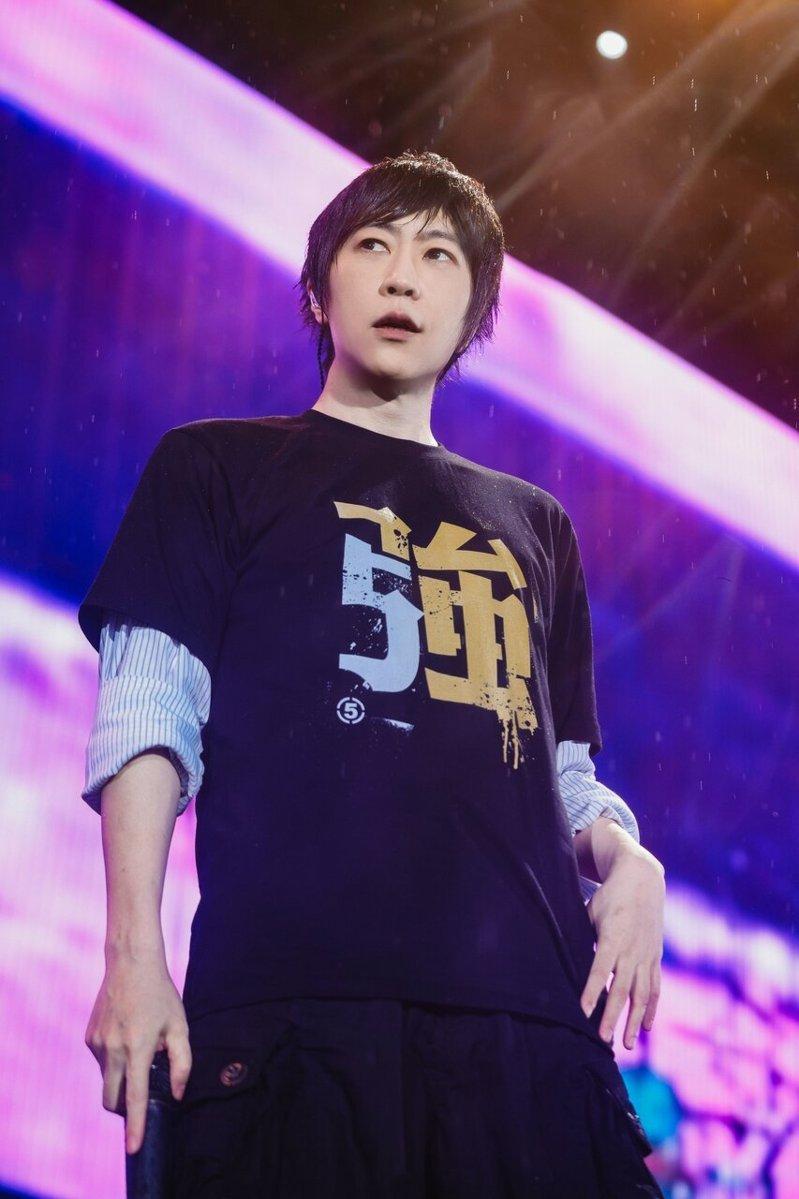 五月天阿信被爆秘婚。(取材自脸书)