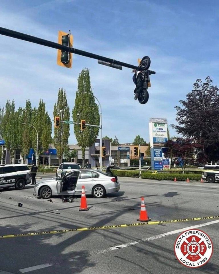 加拿大机车对撞汽车 空中转3圈高挂红绿灯 网:这车应是猫科 加拿大温哥华三角洲市5月9日有机车在十字路口与汽车相撞,被撞飞的机车戏剧性地飞向...
