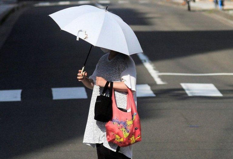 最早「猛暑日」…日本5月宛如盛夏 300处高温破30℃ 日本「猛暑日」提早出现,18日有超过300个观测点气温突破30℃。(路透数据照片...