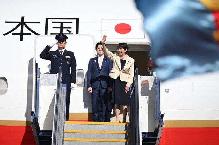 1年内三度会面…高市早苗访李在明老家 获「国事访问」规格接待 日本首相高市早苗(右)19日访南韩。图为她5日结束对澳洲访问,登机时挥手致意。(...