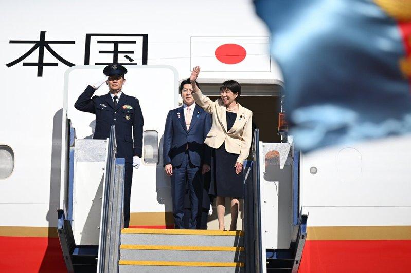 日本首相高市早苗(右)19日访南韩。图为她5日结束对澳洲访问,登机时挥手致意。(...
