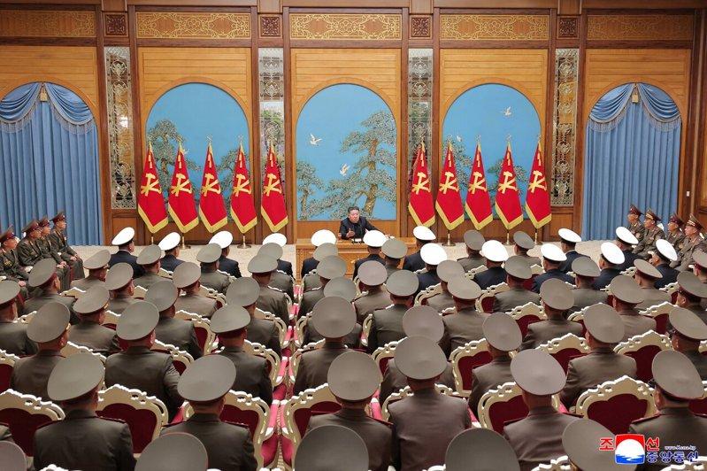 北韩官媒周一发布图片,显示领导人金正恩(中)18日召开朝鲜人民军全军师旅指挥员会...