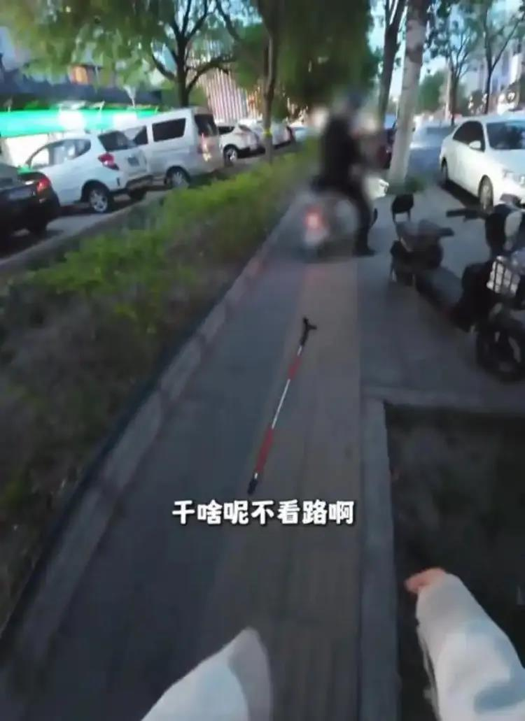 盲女盲道被车撞。(视频截屏)