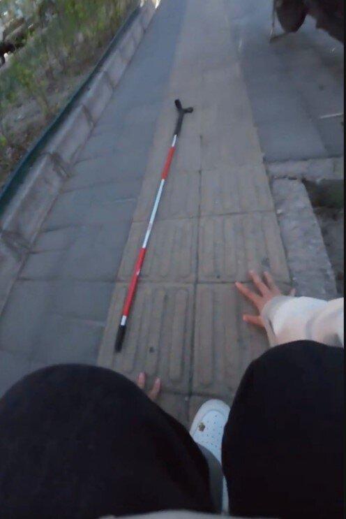 盲人女孩沿着盲道走路被电动车撞到,其实是博流量的摆拍。(取材自小红书)
