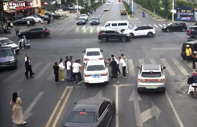 多名路人尝试救援。（监控视频截屏）