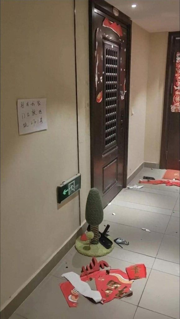 粤女提醒邻居「别在门口放垃圾」 被凌晨撬锁破门殴打 影片中,在一小区单元楼27楼的楼道间,一住户门上贴的春联被撕碎,丢在地上。入户防...