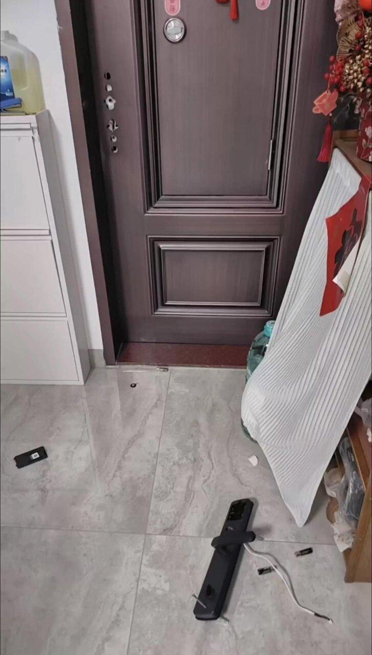 林女士表示,郑某疑因醉酒,看到字条很恼火,便联系了开锁师傅,锁匠就把她家门锁撬了...
