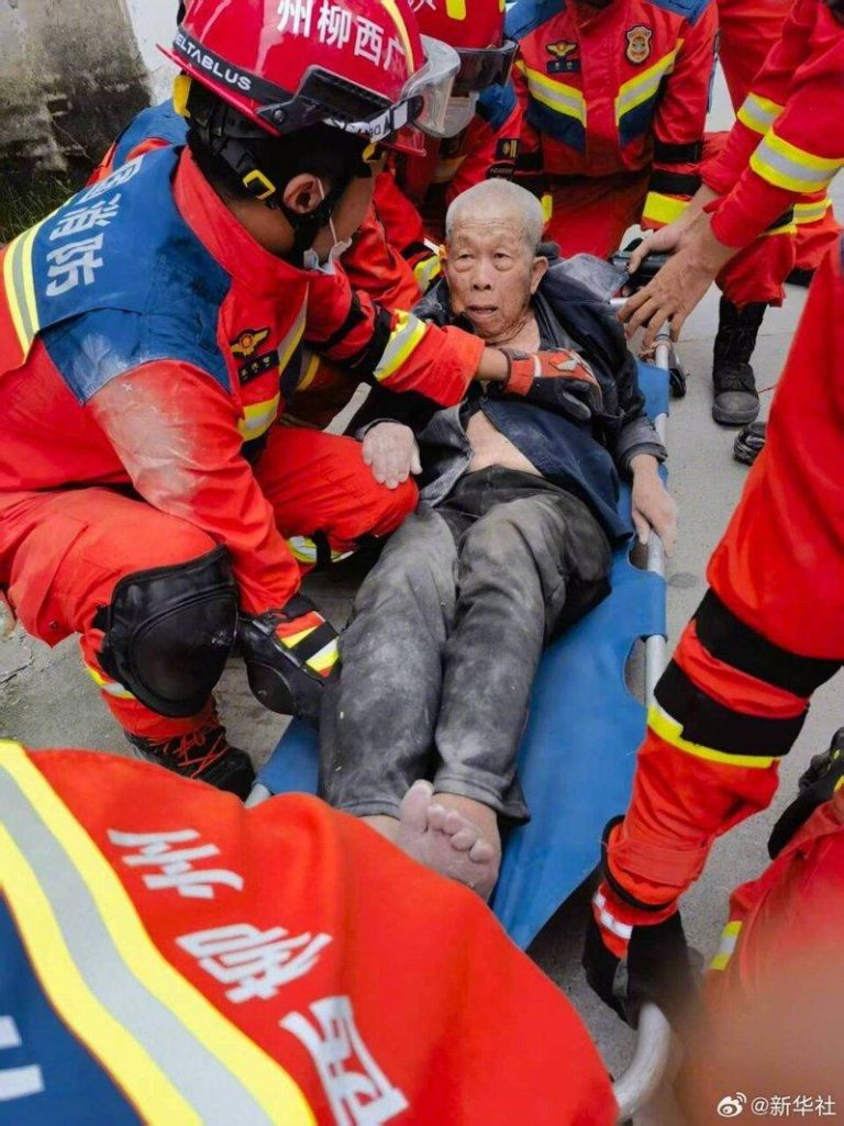 广西柳州5.2地震「1对夫妻身亡」91岁被困老人获救送医 广西柳州地震最后一名被困者获救,为91岁老人。(新华社)