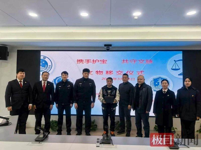 甘肃卖家寄来百余件真品,杭州中间人带来的全是现代仿品,三人倒卖文物在武汉获刑。(...