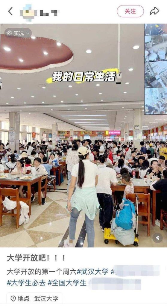 武大开放乱象…游客爬树、学生被挤出食堂、上体育课被直播 学生发帖称16日校园食堂被外来游客挤到学生都没座位可坐。(取材自上游新闻)