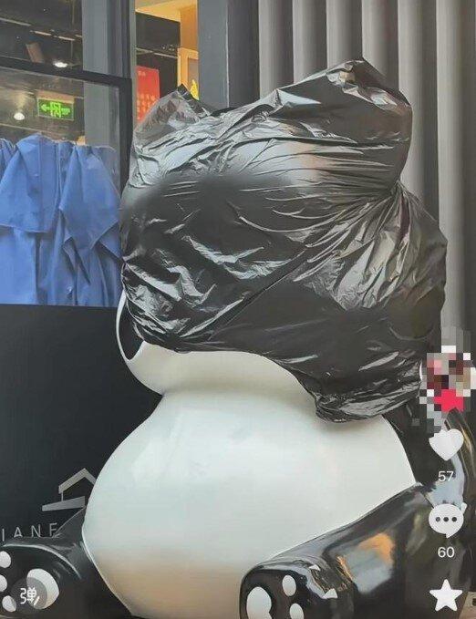 小林甜点店门口的熊猫摆饰(目前已遮盖住) 。(取材自台州晚报)