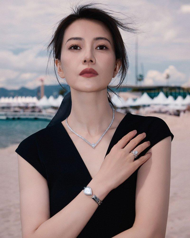 高圆圆当年为了照顾生病的母亲,坚持不离开北京拍戏。(取材自微博)