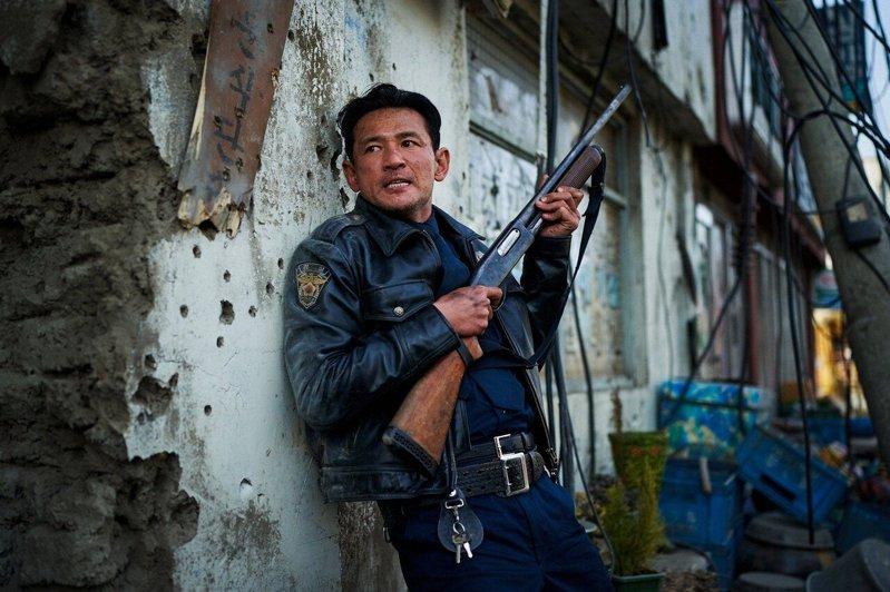 黄晸珉在「HOPE」饰演警察哨所所长。(图/采昌提供)