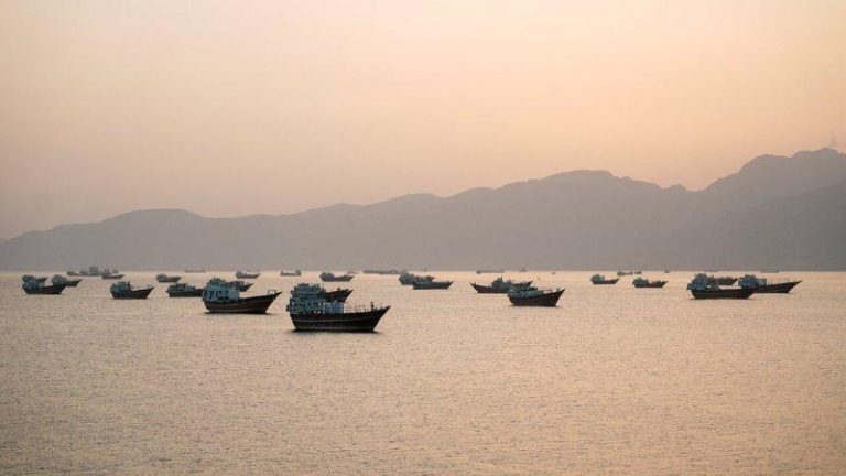 伊朗允许更多船只放行 荷莫兹海峡油轮通行量略升 荷莫兹海峡船只通行量上周略有回升,恢复至接近战时的平均水准;图为5月18日行驶在...