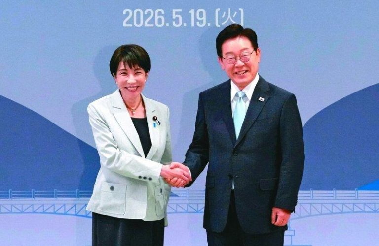 日韩峰会 李在明吁东亚3国巩固区域和平 高市避谈中国 日本首相高市早苗(左)与南韩总统李在明(右)19日在南韩安东会面。(路透)