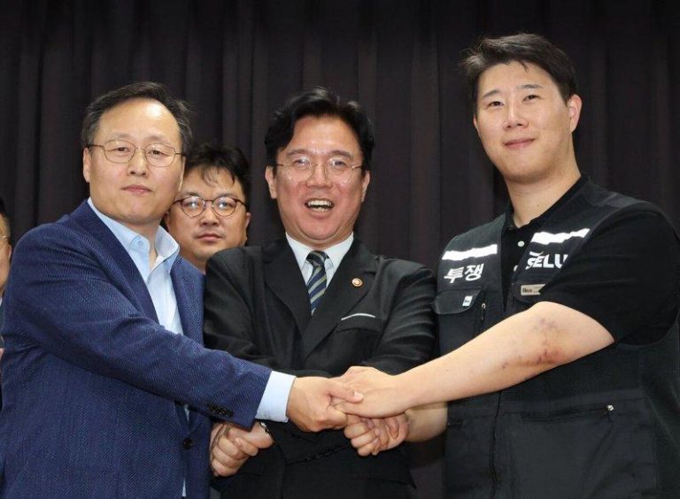 三星劳资协议绩效奖金曝光 这部门人均35万元 三星电子设备解决方案(DS)部门人事团队负责人吕明久(左)与三星最大工会主席崔承...