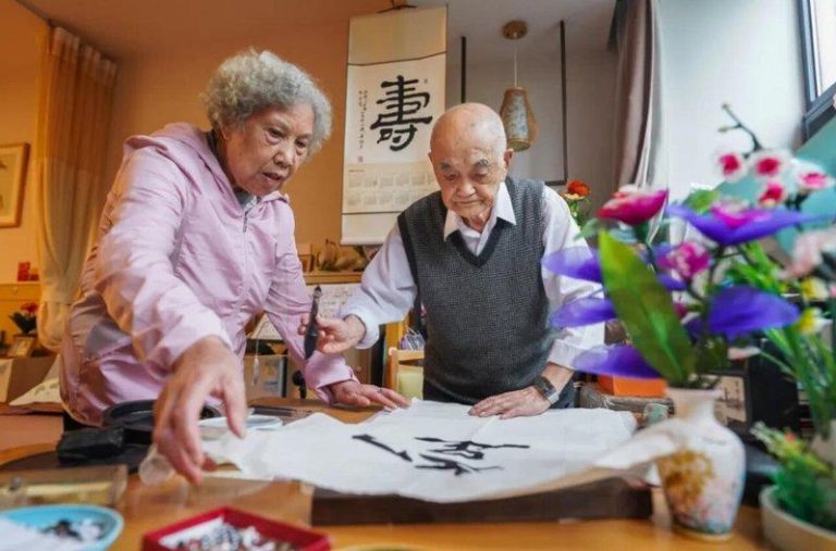 暮年情缘/武汉养老院103岁翁、86岁婆 认识3个月闪婚 103岁的姜维弟与86岁的张梅菊在养老院相守终生。(取材自极目新闻)