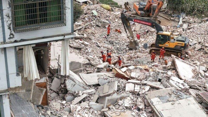 太阳村镇上等村地震救援现场。(新华社)