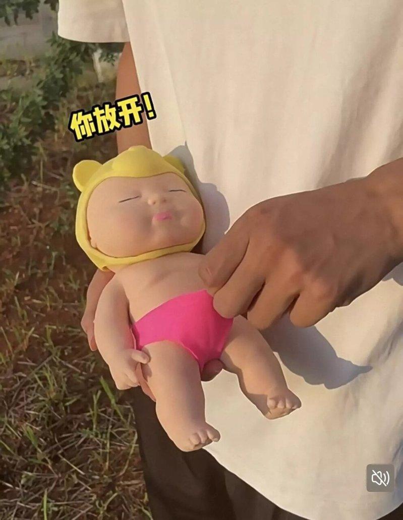 商家宣传视频中一男子正在把玩大号「娜塔莎」。(视频截屏)