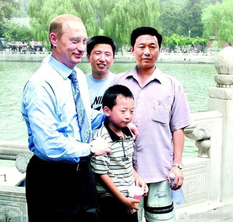 26年前被普亭抱过的湖南小孩:对方风采依旧 我发福了 26年前,彭湃一家人与普亭合影。(取材自微博)