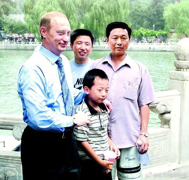 26年前,彭湃一家人与普亭合影。(取材自微博)