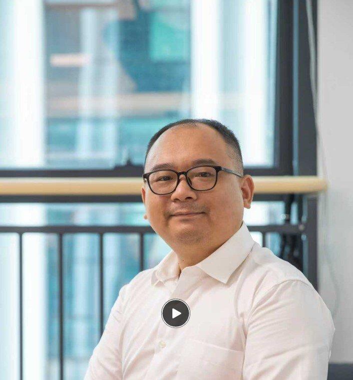 小时候与普亭合影的彭湃,现在是高级工程师 。(红网视频截屏)