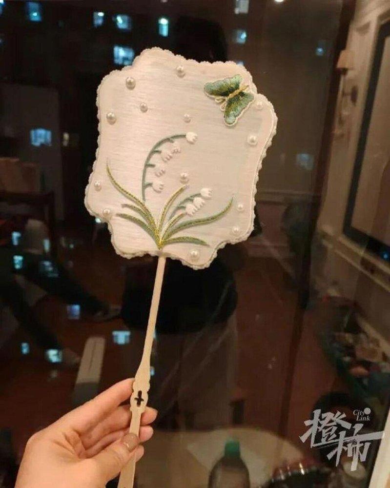 阮女士家自制蚕丝扇。(取材自都市快报)