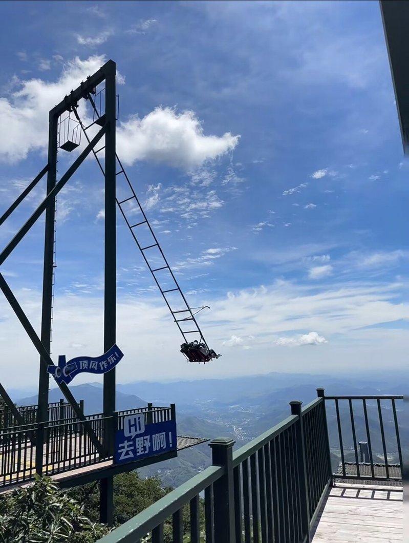 高空秋千吸引不少追求刺激的年轻人。(取材自南风窗)
