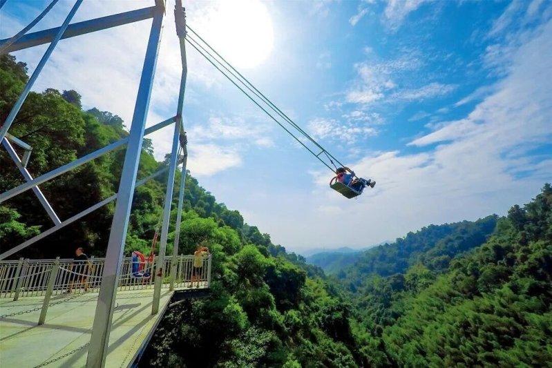 荡绳类悬崖秋千近年是网红旅游项目。(取材自中国新闻周刊/视觉中国图)