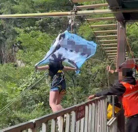 刘女事故在高空游乐行业内部群流传,图为刘女坠落的瞬间。(取材自南风窗)