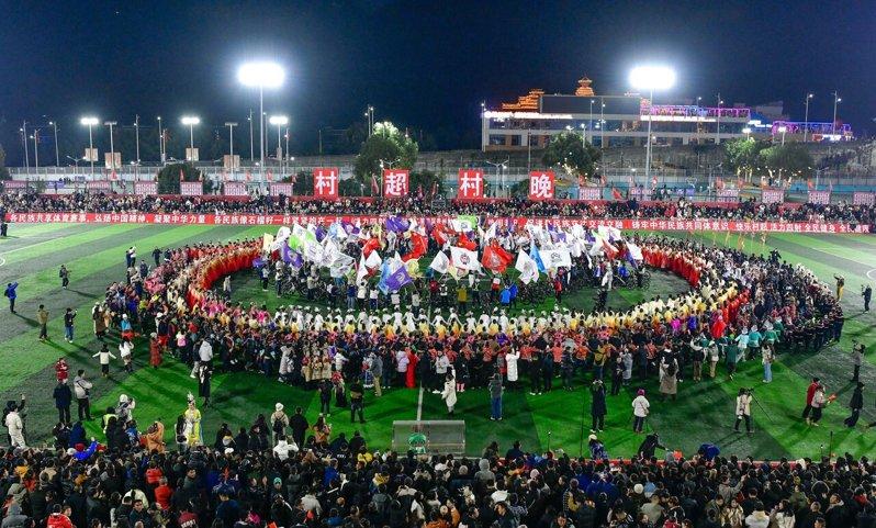 2026年1月2日，人们在贵州榕江县举行的第四届贵州「村超」开幕式暨「村超村晚」...