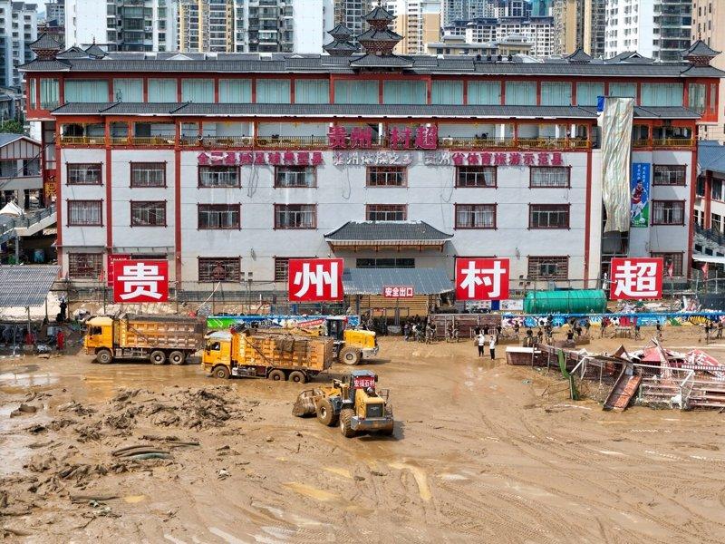 贵州省榕江县「村超」球场曾在2025年因遭遇特大洪水被淹没，全村动员进行清淤。（...