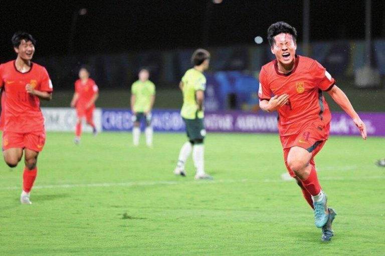 中国U17男足击败澳洲 时隔22年再闯入亚洲杯决赛 中国队球员谢晋(右)在比赛中庆祝进球。(新华社)