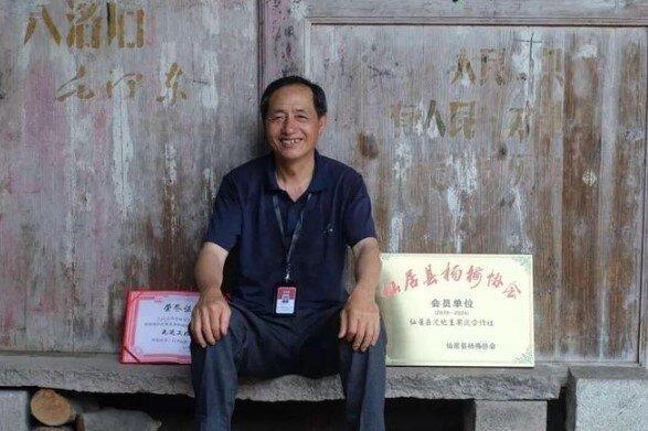 阿莲的父亲沈焕弟种了40多年杨梅。(取材自潮新闻/受访者供图)