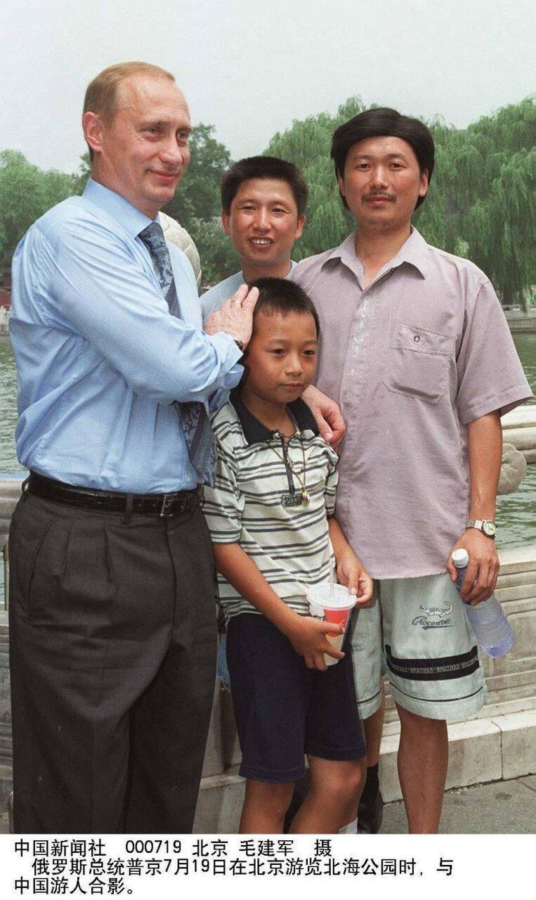普亭26年前与彭湃(前小男孩)的合影。(取材自微博)